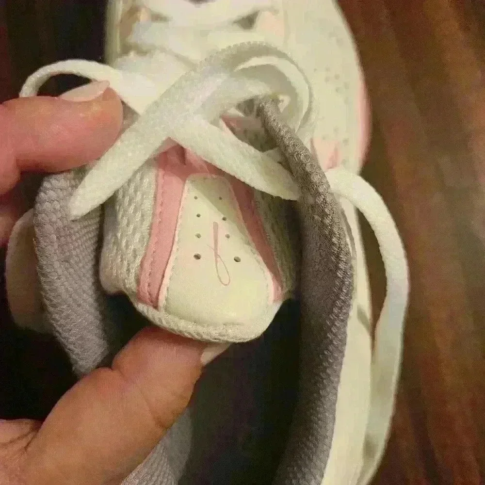 Reebok White Leather Sneakers with Pink Trim Size 10. EUC